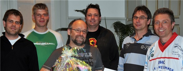 Der Vorstand v.l.n.r.Tom Wittwer, Jürg Thierstein, Mario Ginggen, Marc Balsiger und Paul Wälti (es fehlen Lorenz Thüring und Godi Ginggen jun.) freut sich mit dem neuen Ehrenmitglied Andreas «Jäss» Ziörjen