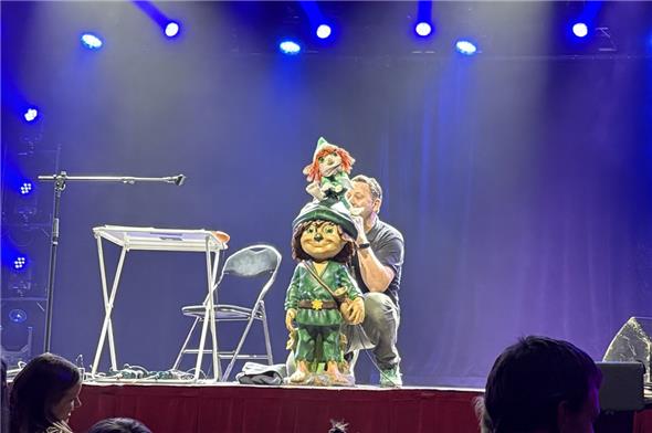 Der Waldkobold Pumpelpitz stand im Zentrum der Show, hier mit Pumpi und Simon Fankhauser.