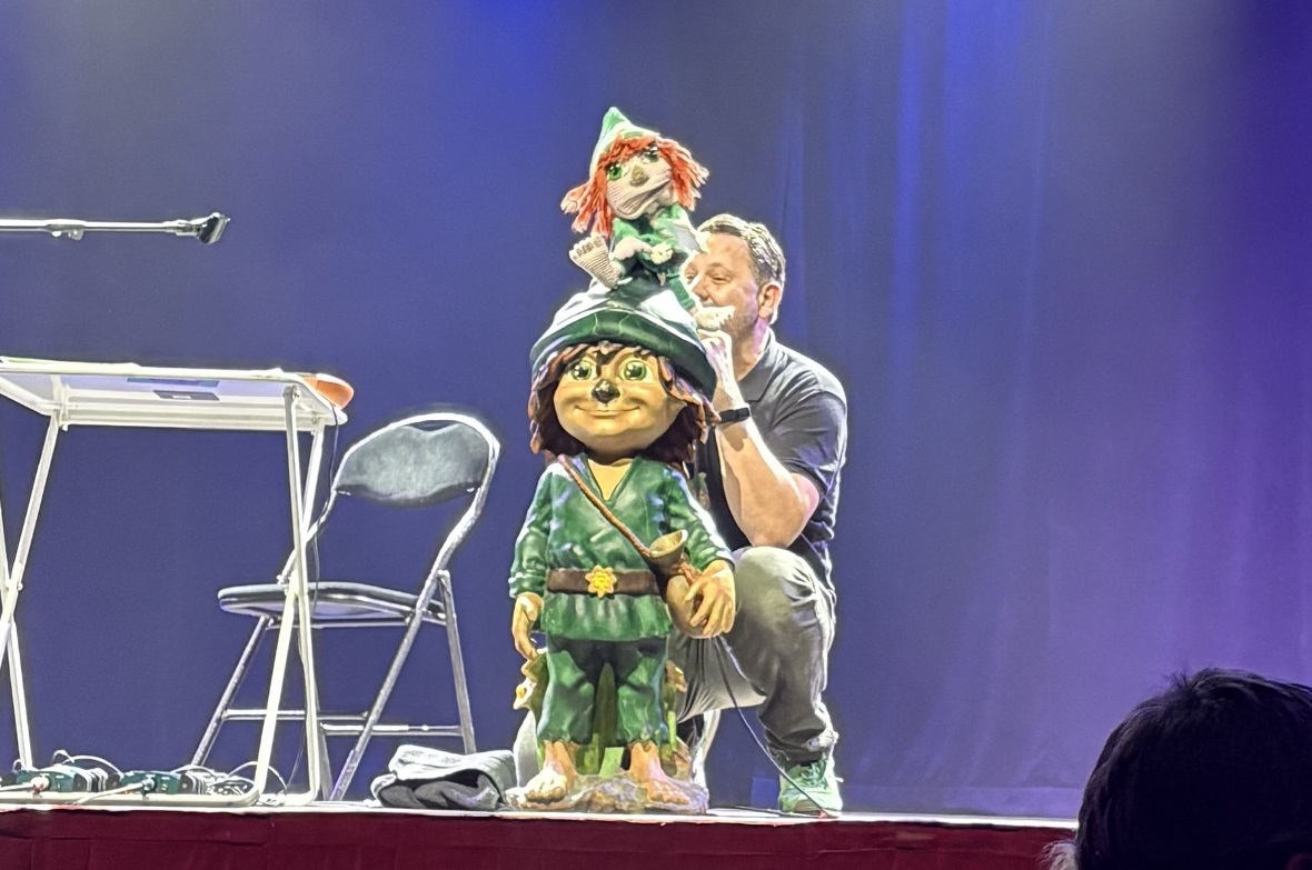 Der Waldkobold Pumpelpitz stand im Zentrum der Show, hier mit Pumpi und Simon Fa...
