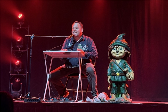 Simon Fankhauser stellt seinen lang bekannten Freund den Waldkobold Pumpelpitz vor.