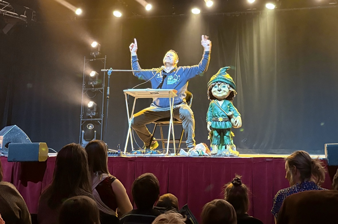 Der Waldkobold Pumpelpitz stand im Zentrum der Show mit Simon Fankhauser.