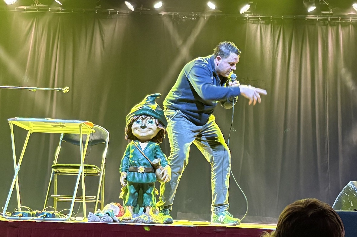Der Waldkobold Pumpelpitz stand im Zentrum der Show mit Simon Fankhauser.