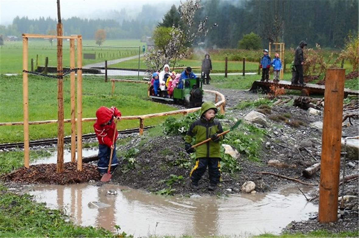 Der Wasser-Sand-Matsch-Bereich gefällt allen Kindern.