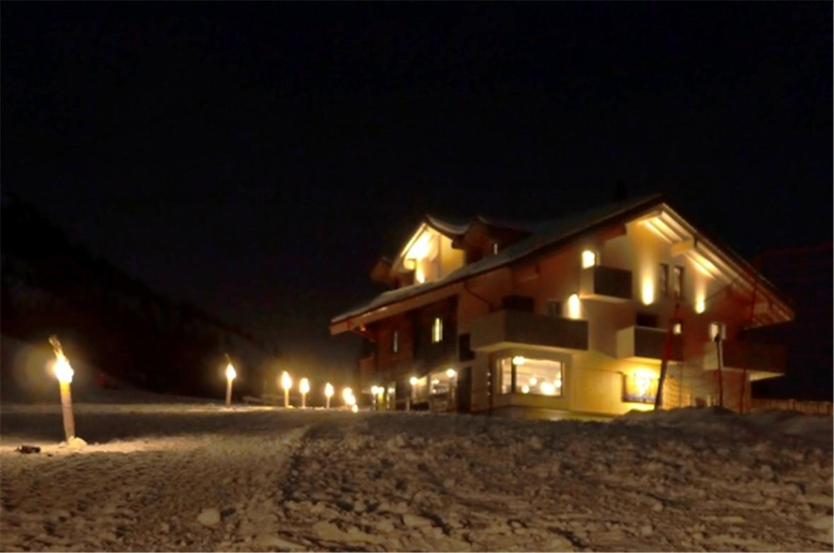 Der Weg zur Hamilton Lodge war für die Eröffnung schön mit Fackeln markiert.