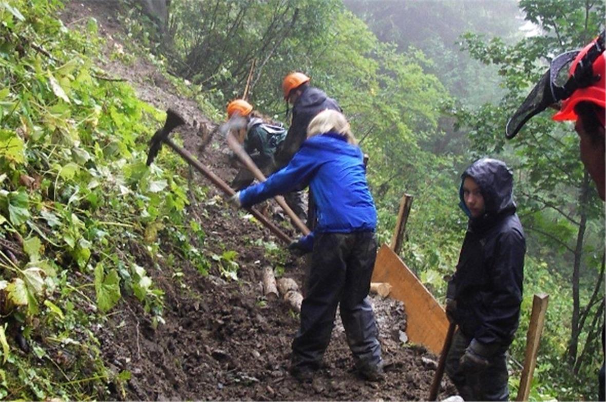 Der Wegbau mit Kasten der Gruppe Brügger