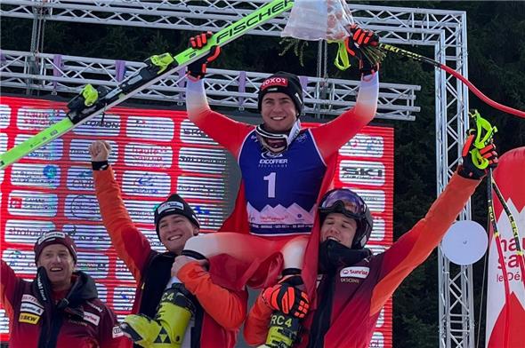 Der Weissenburger Livio Hiltbrand wird von seinem Servicemann Marco Pilati sowie von seinen Skikollegen Lenz Hächler und Phlipp Kälin gefeiert.