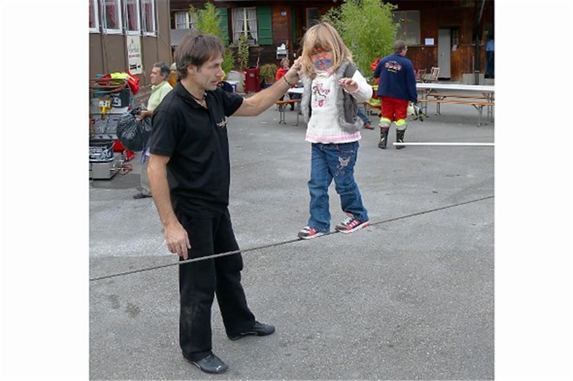 Der Weltrekordseilläufer Freddy Nock übte mit den Kindern.