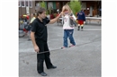 Der Weltrekordseilläufer Freddy Nock übte mit den Kindern.