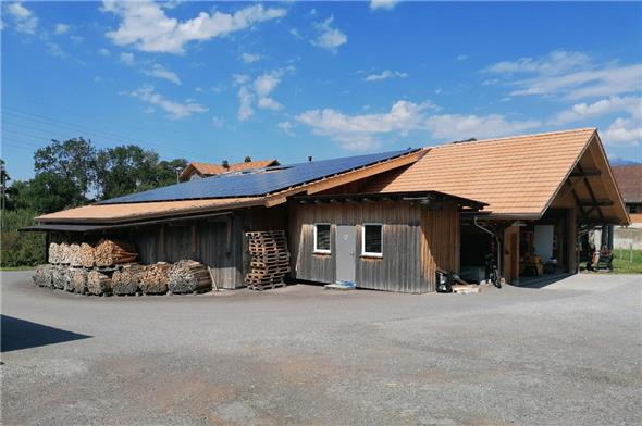 Der Werkhof Sagistrasse 8a in Wimmis mit neuem Dach und PV-Anlage.