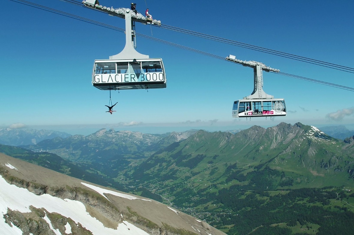 Der Westschweizer David Maillard stürzte sich buchstäblich unter die Kabine der ...