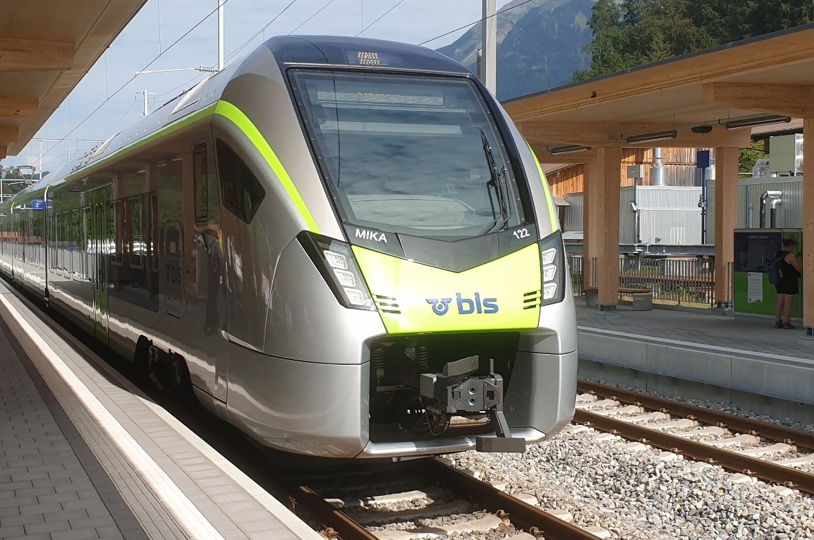 Der Zug MIKA 122 fährt zur Taufe ein.