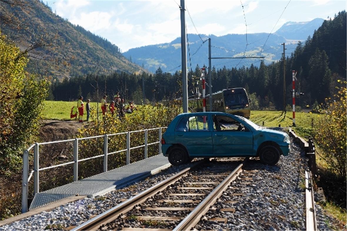 Der Zug naht mit verlangsamter Fahrt, die Figuranten sind aus Sicherheitsgünden ...