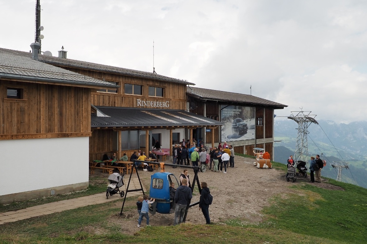 Der Zugang zum Restaurant und zu den sanitären Anlagen wurde überdacht.
