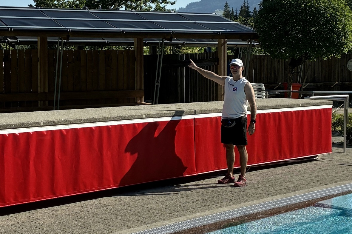 Der Zweisimmer Bademeister Uriel Berliner musste erstmals die Solarpanels ausschalten, die das ultraweiche Zweisimmer Bergwasser heizen.