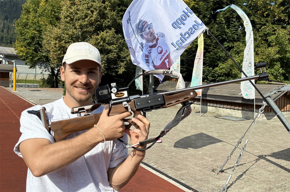 Der Zweisimmer Joscha Burkhalter präsentiert stolz sein neues Gewehr.