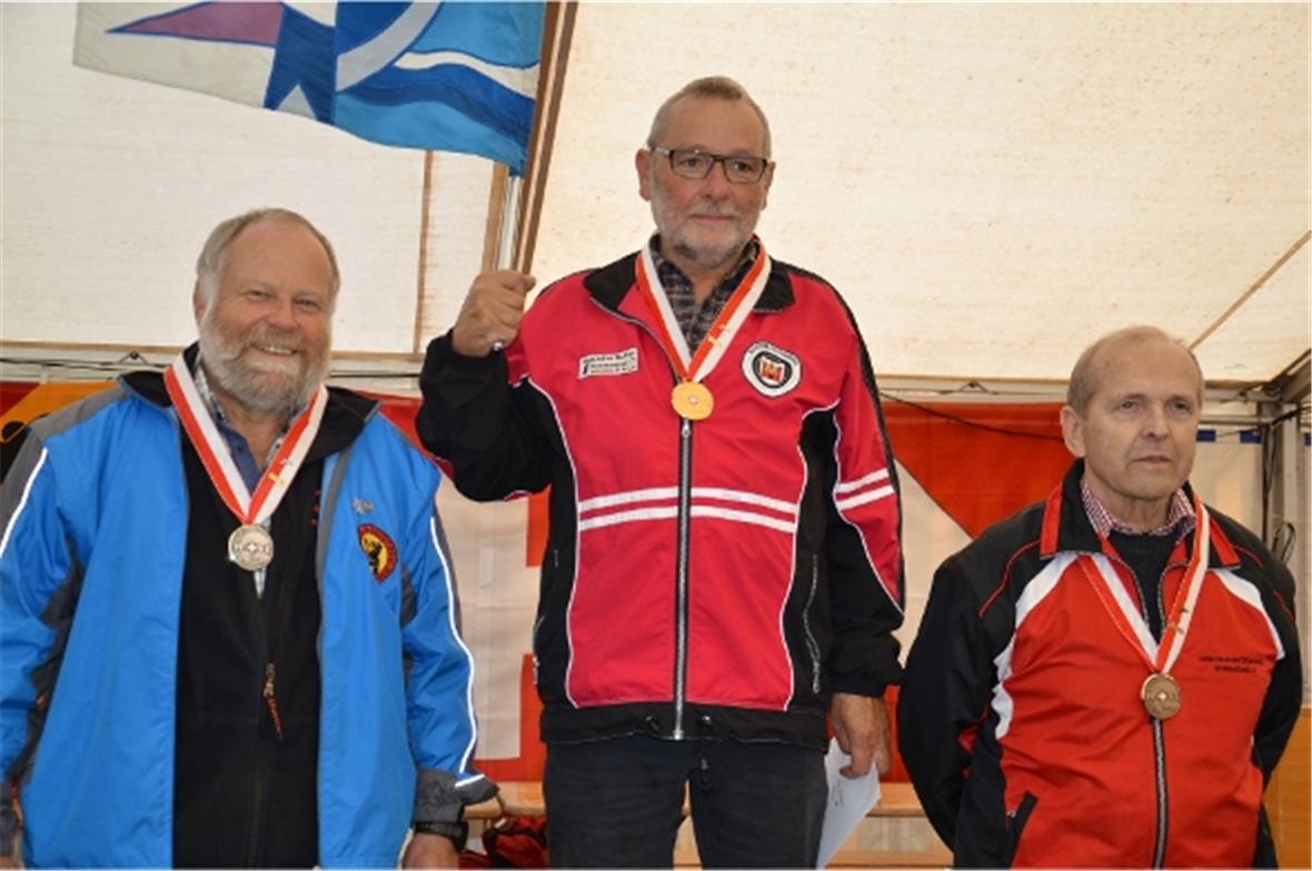 Der Zweisimmer Pistolenschütze Martin Münger (links) erzielte im JU+VE Finaldurchgang zehnmal einen 10er und durfte sich mit der Silbermedaille auszeichnen lassen. Gold holte sich der Luzerner Robert Zemp (mitte) und Bronze ging Arnold Kälin (rechts) aus Euthal (SZ) .