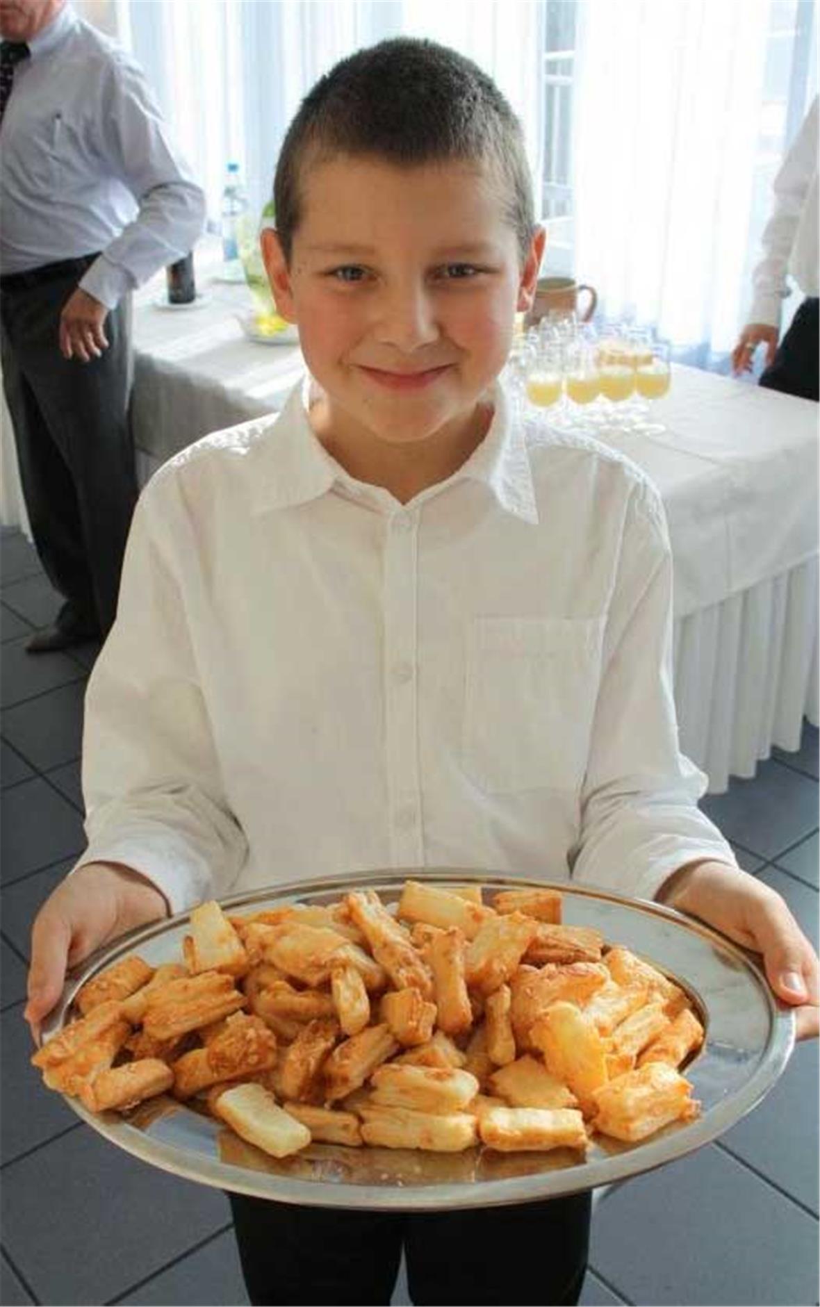 Der Zweisimmer Schüler Marcel Grütter servierte den Gästen an der Medienkonferenz köstlich mundendes Aperogebäck.