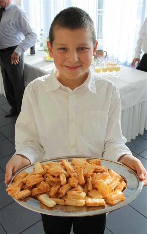 Der Zweisimmer Schüler Marcel Grütter servierte den Gästen an der Medienkonferenz köstlich mundendes Aperogebäck.