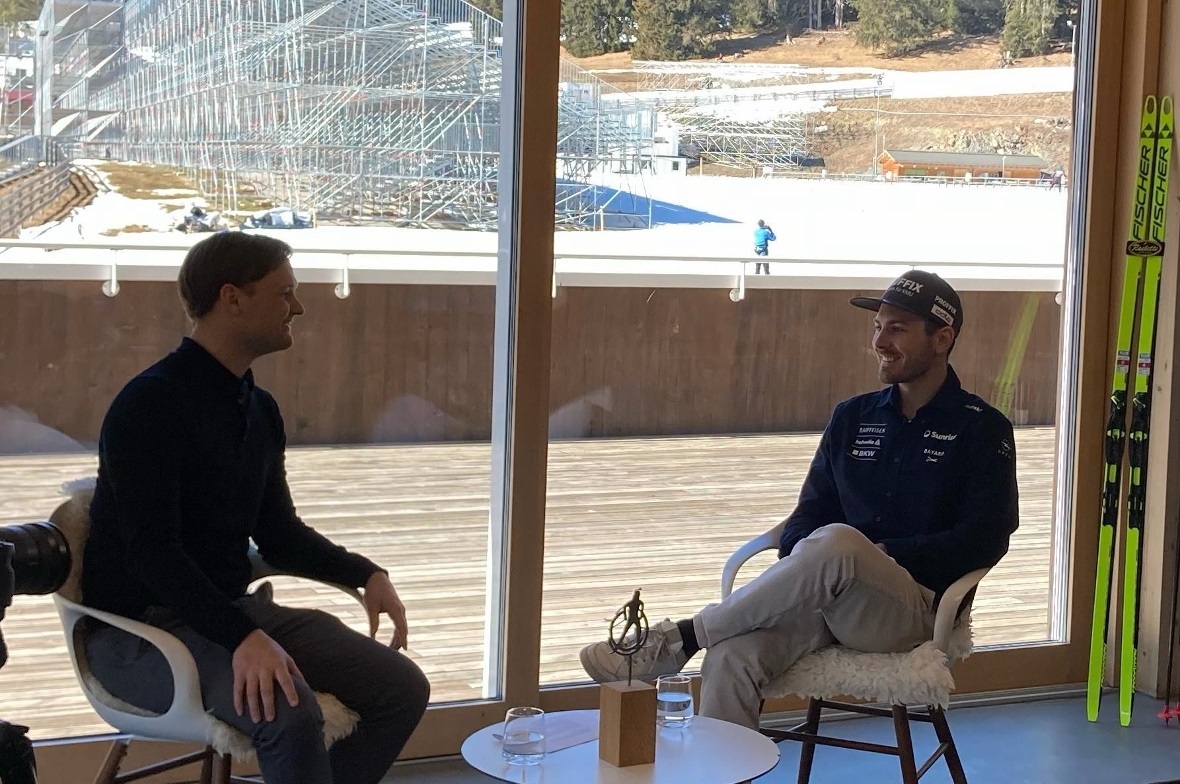 Der Zweisimmner Joscha Burkhalter in der Roland Arena auf der Lenzerheide im Gespräch mit Tele Bärn-Reporter Matthias Fuchser (links).