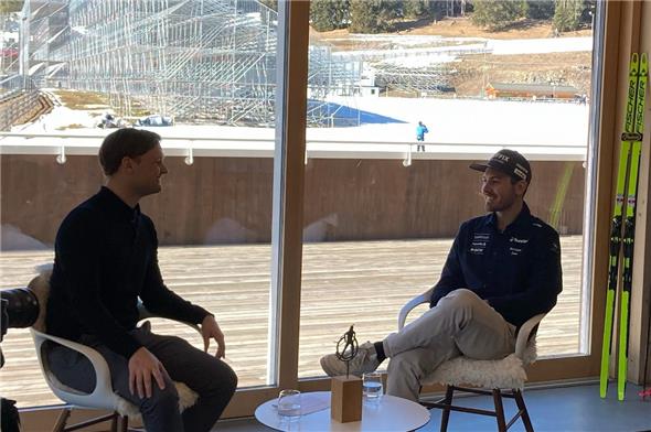 Der Zweisimmner Joscha Burkhalter in der Roland Arena auf der Lenzerheide im Gespräch mit Tele Bärn-Reporter Matthias Fuchser (links).