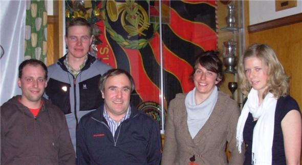 Der abtretende JO-Coach Walter Hodel mit dem neuen JO-Coach Pascal Rufener, JO-Chef Beat Allemann (hinten) und den Kursleiterinnen Ariane und Kathrin Stäubli.