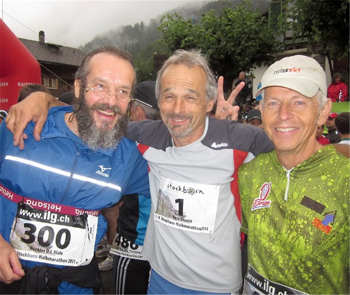 Der abtretende OK-Präsident Oswald Kunz am Start, flankiert von DJ Wale Bühler und Ernst Meinen, Boltigen.