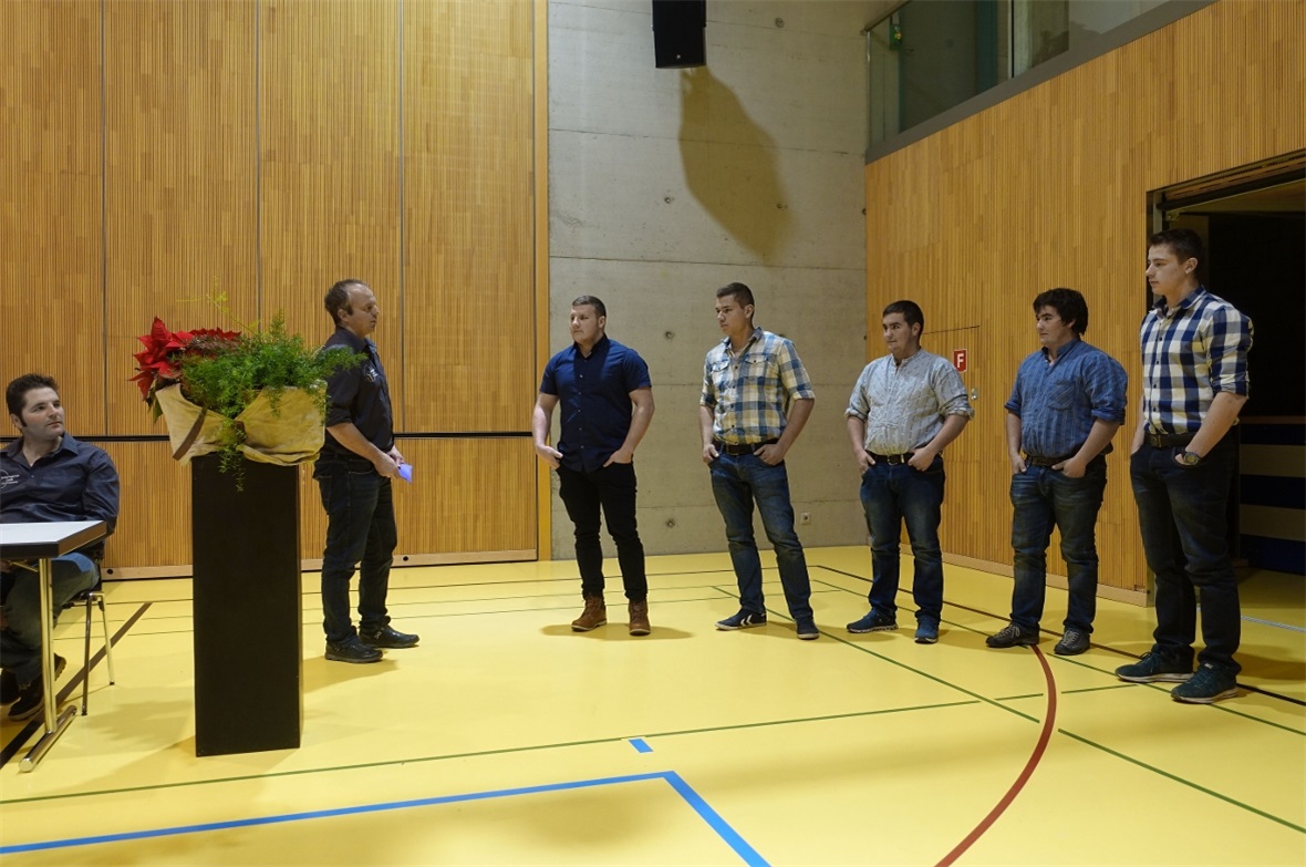 Der abtretende Präsident Lorenz Thüring ehrte die Aktivschwinger Patrick Gobeli, Andreas Schletti, Klaus und Chrigel Burri sowie Ueli Stalder.