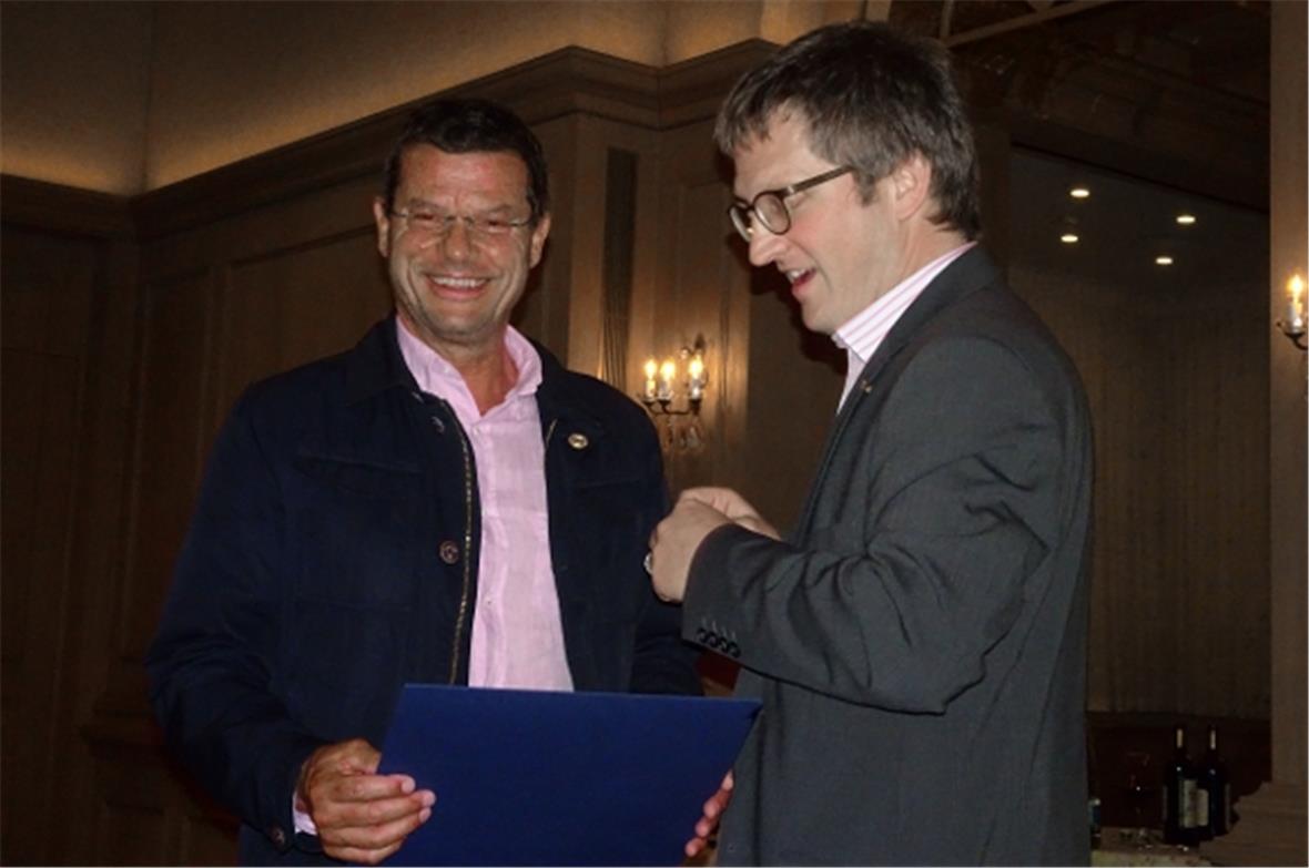 Der abtretende Präsident Patric Lutz bei der Übergabe der Paul Harris Fellow Auszeichnung an den Kassier Res Mösle.