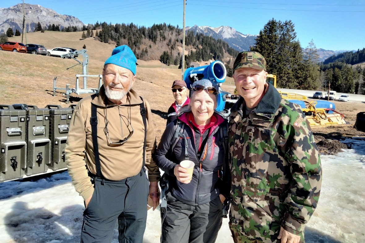 Der abtretende UOV Präsident Obgfr Werner Fischer, Divisonär Germaine Seewer und...