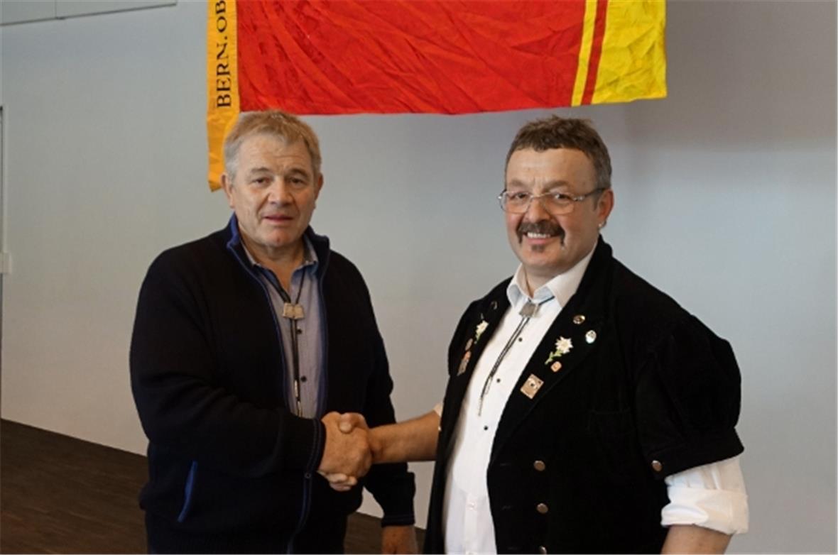 Der abtretende und der neue Obmann der Oberländischen Schwingerveteranen: Der ze...