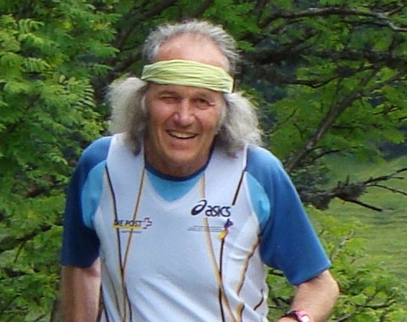 Der älteste Teilnehmer und Laufmitorganisator Kobi Bettler, nach der Steilrampe kurz vor der Alp Schlündi.