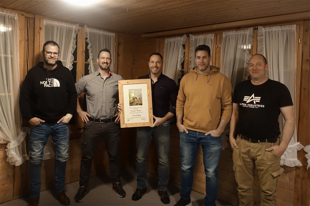 Der alte und neue Vorstand mit Marc Spring, dem neu gewählten Präsidenten Kilian Wenger, Ehrenmitglied Bernhard Reusser, Ruedi Roschi sowie Marcel Trittibach.