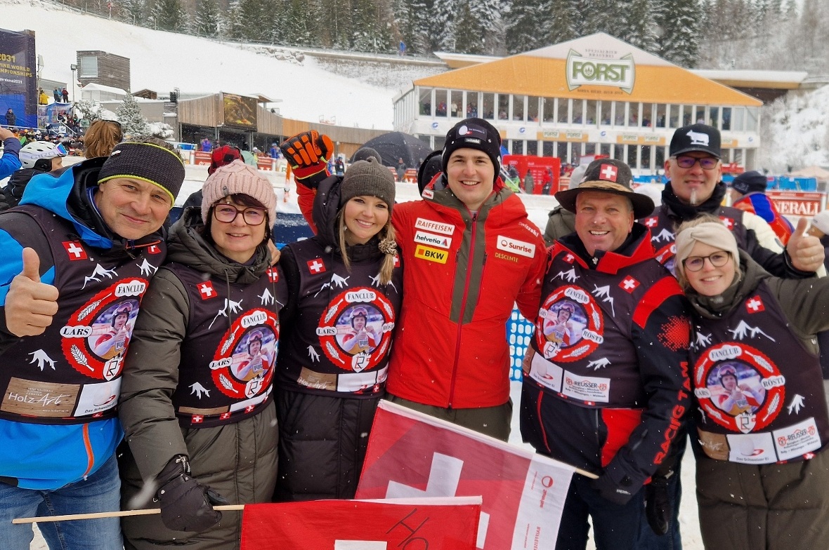 Der anwesende Fanclub feierte Lars Röstis Super-G-Erfolg im Zielraum kräftig mit (von links): Martin Gafner, Fränzi Rösti, Anja Reusser, Lars Rösti, Adrian Reusser, Anton Rufer sowie Ramona Moor.