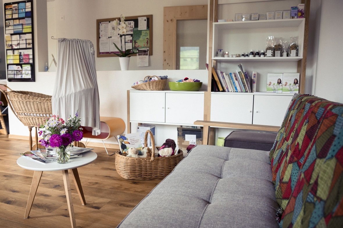 Der behagliche Aufenthaltsraum im Geburtshaus Maternité Alpine.