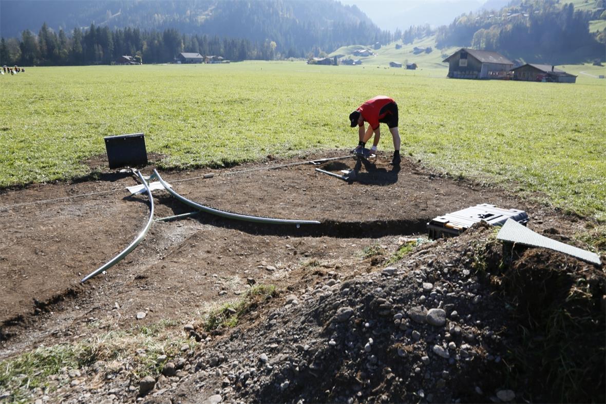 Der beste Einzelschläger Michael Spichiger beim Rüsten.