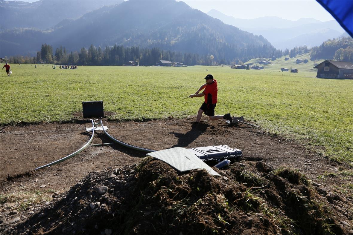 Der beste Einzelschläger Michael Spichiger schlägt an.