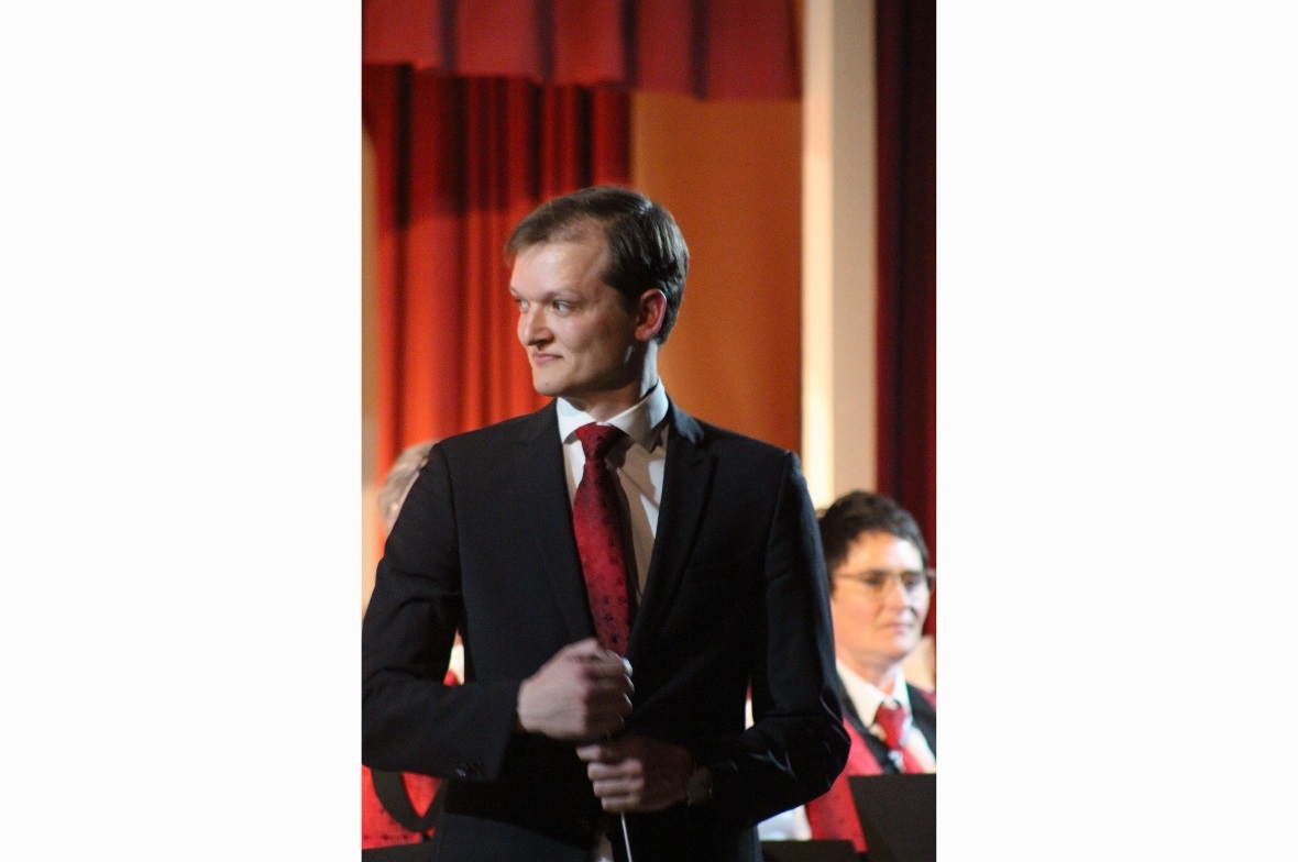 Der bisherige Dirigent der MG Wimmis vor einem der letzten Stücke des Abends.