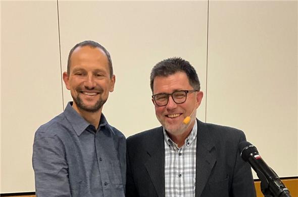 Der bisherige Gemeindepräsident Albin Buchs (rechts) gratuliert dem eben gewählten Patrick Aegerter.