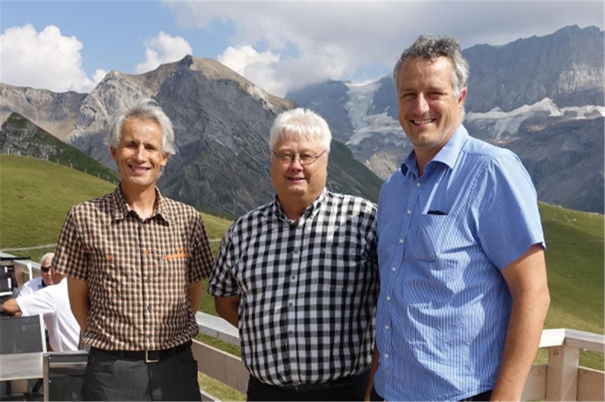 Der bisherige Präsident des Verbandes Berner Bergbahnen Christoph Egger übergibt sein Amt an Markus Hostettler von den Bergbahnen Adelboden. Vorstandsmitglied Nicolas Vauclair (rechts) von den Lenk Bergbahnen übernimmt Ende August den Vorstandssitz bei den Seilbahnen Schweiz.