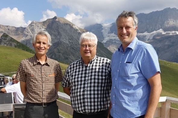 Der bisherige Präsident des Verbandes Berner Bergbahnen Christoph Egger übergibt sein Amt an Markus Hostettler von den Bergbahnen Adelboden. Vorstandsmitglied Nicolas Vauclair (rechts) von den Lenk Bergbahnen übernimmt Ende August den Vorstandssitz bei den Seilbahnen Schweiz.