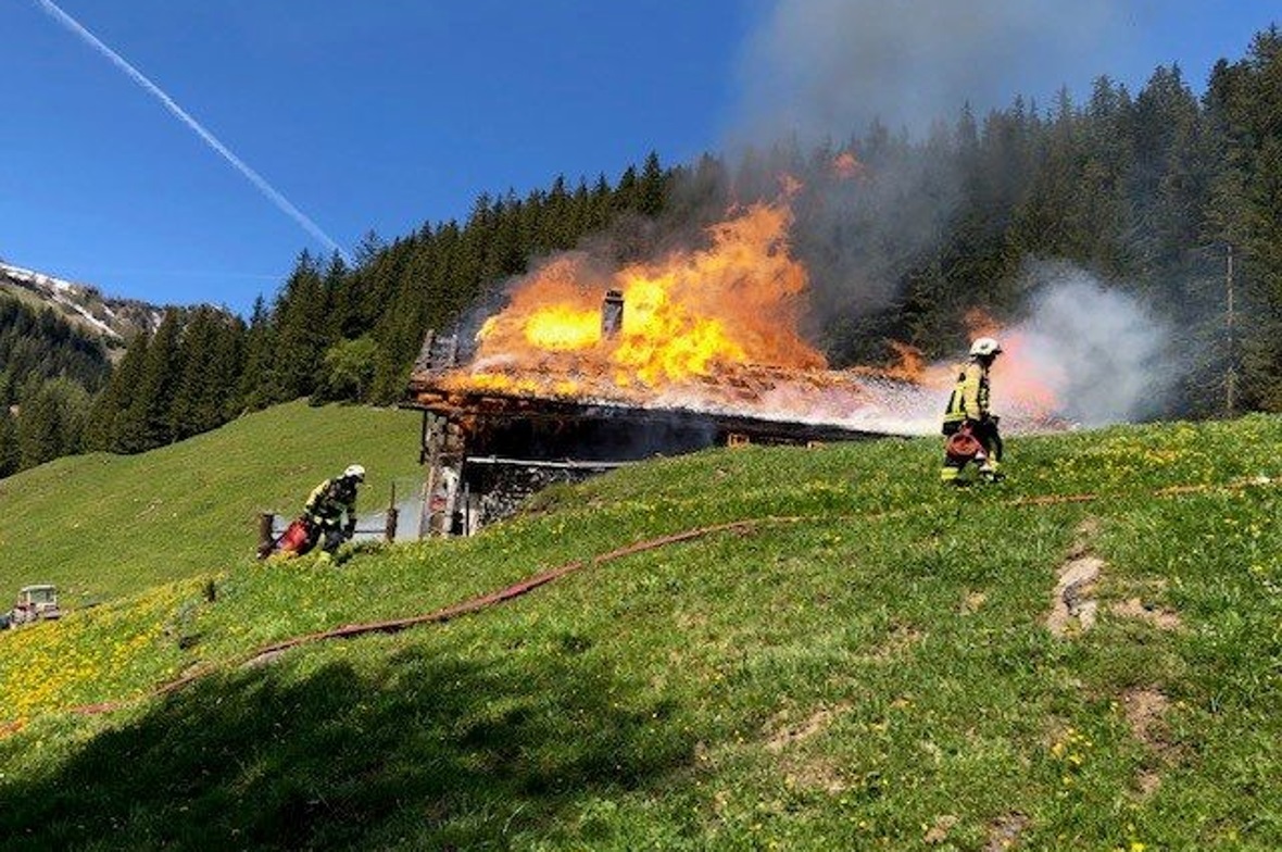 Der damalige Brand der Alphütte.