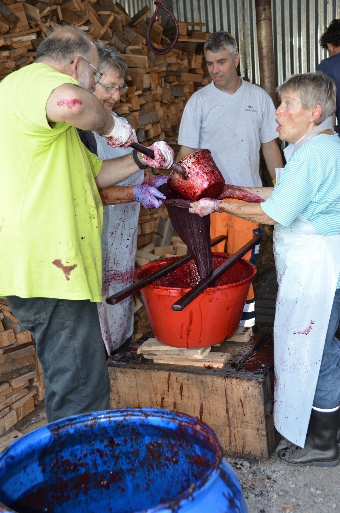 Der dicke Saft wird samt Steinen fürs Streifen eingefüllt.