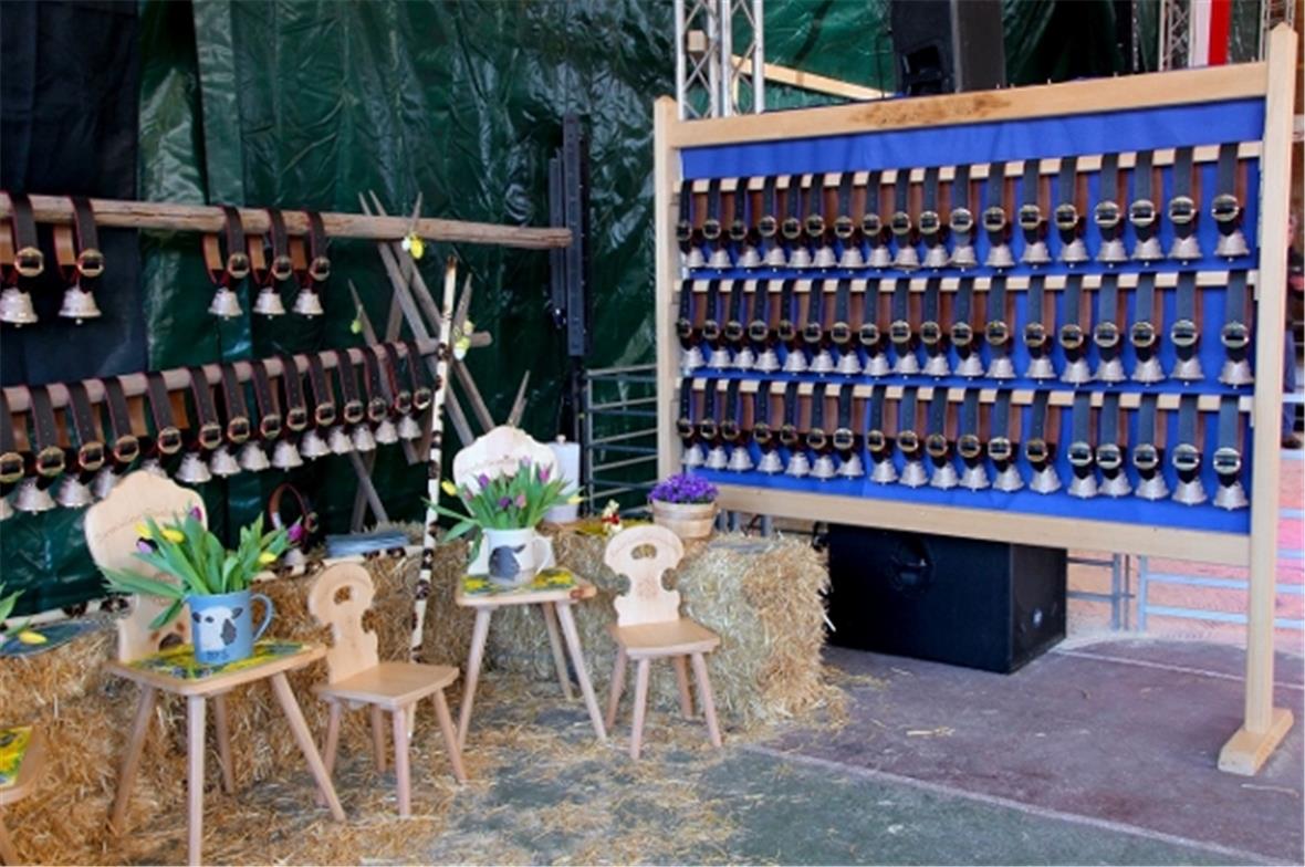 Der diesjährige Gabentisch. Jeder Züchter mit 3 angemeldeten Tieren erhält eine ...