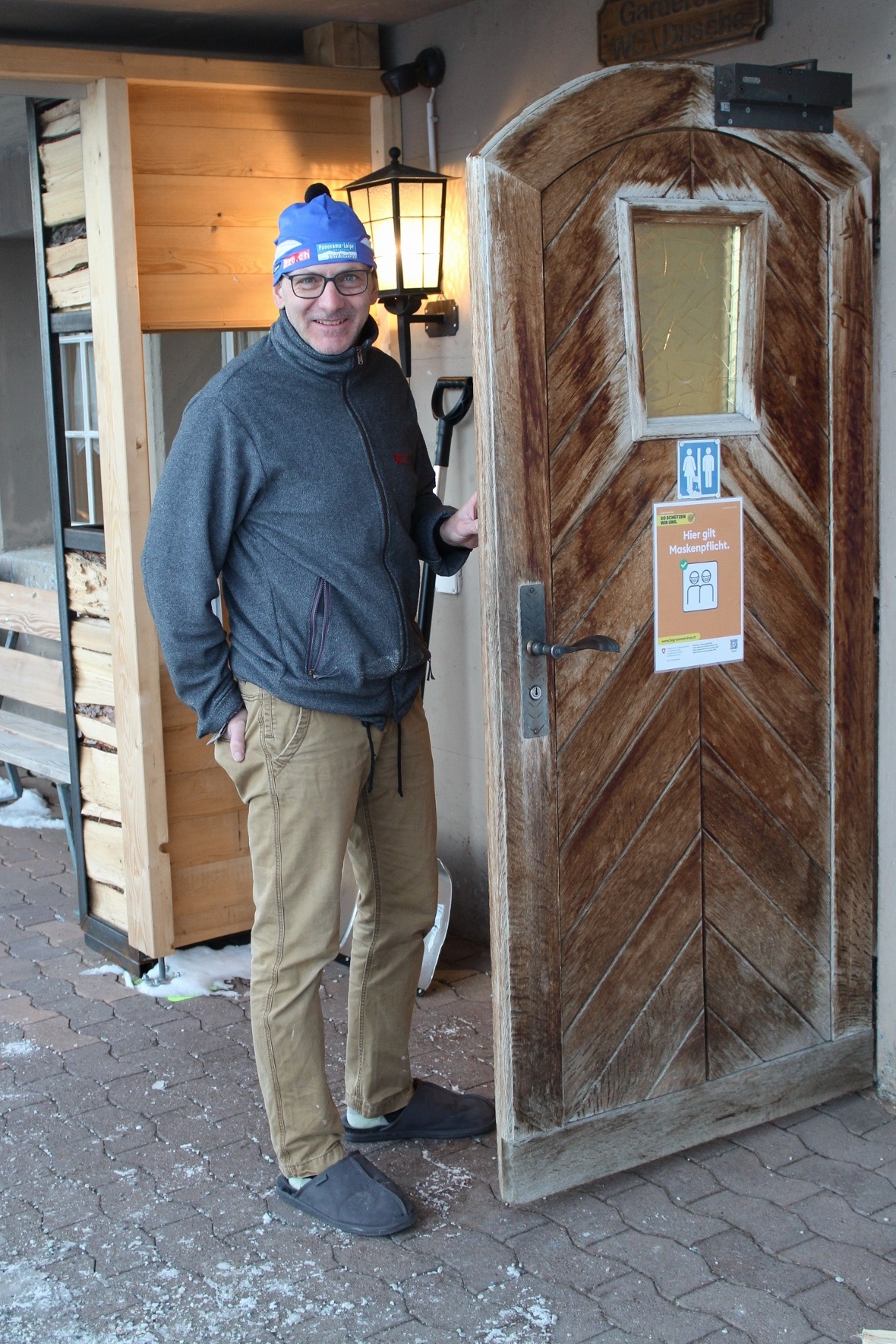 Der ehemalige Spitzenläufer Jeremias Wigger mit Pantoffeln im Berghaus Sparenmoo...