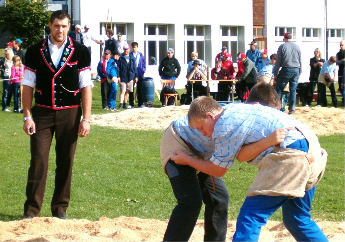 Der eidgenössische Kranzschwinger Reto Maurer aus Oberwil amtiert als Kampfrichter.