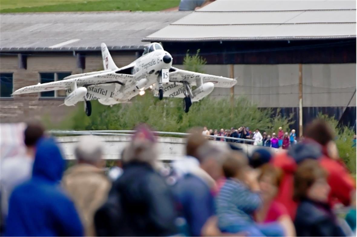 Der eigene Papyrus-Hunter im Landeanflug über den Köpfen der Zuschauer.