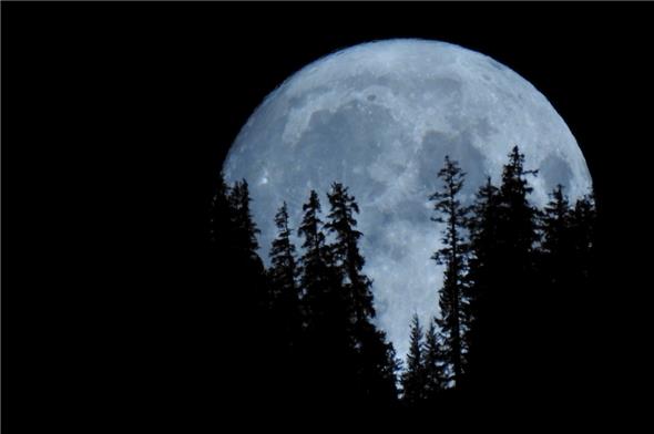 Der eindrucksvolle Blaue Mond, der den Nachthimmel über Därstetten erhellte.