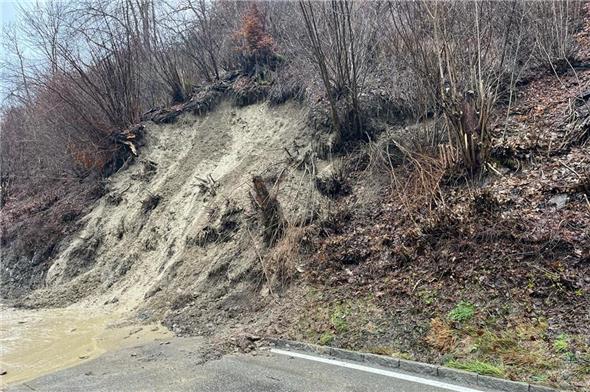 Der eine Abriss befindet sich unterhalb des Schützenhauses, vis-a-vis des kleinen Stegs welcher über die Simme in die Ey führt. 