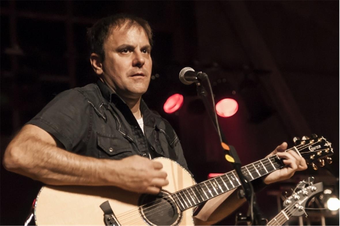 Der einheimische Gitarrist Adrian Zeller stand mit 'Miriam & Band' auf der Bühne