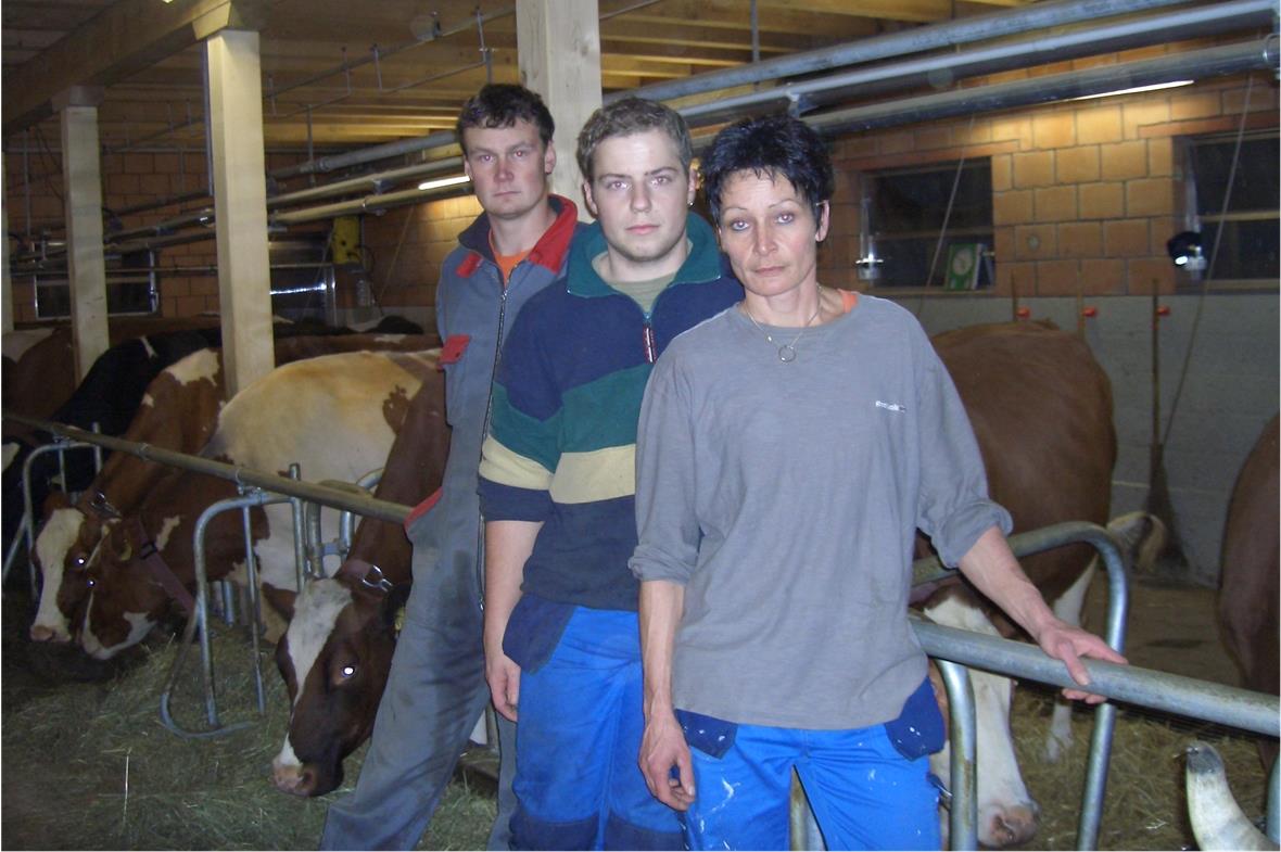Eine Spendenaktion soll die materielle Not lindern Der enge Zusammenhalt in der Familie gibt Kraft und ermöglicht die Fortführung des Landwirtschaftsbetriebs auf Erlissen. Sylvia Meyes, Peter Siegrist (Freund von Tochter Tina) und Ueli Meyes bei der Arbeit im neuen Stall. Eine grosse Hilfe sind auch Tochter Tina und Sohn Toni, die bei der Aufnahme nicht zugegen sein konnten.